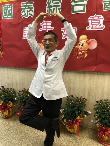 國泰醫院物理治療師簡文仁親自示範鼠年如意操。(photo by 章文/台灣醒報)