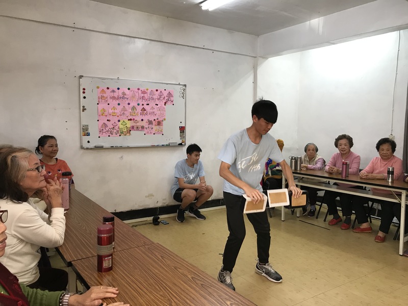 王敬文表示,希望學生可以改變自己對老人負面及刻板印象,進而提供更多的關心與協助。(photo by簡碧卿/台灣醒報)