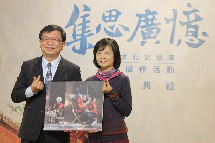 「集記憶」由李宜蘭(右)奪得第1名,記錄下苑裡阿嬤的挽面傳統技藝。(photo by 祝潤霖/台灣醒報)