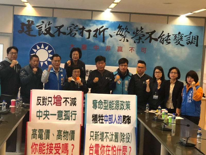 選舉大敗後,國民黨台中市議會黨團仍訴求中火新增燃氣機組後、燃煤機組須除役,否則以犧牲中部人民健康的能源政策,是沒有良心的作法。(photo by 劉東皋/台灣醒報)
