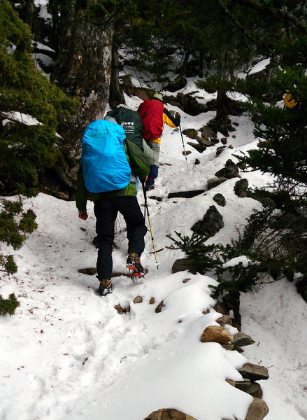 因高山恐降雪,玉管處和雪霸處呼籲,山友務必準備冰斧、冰爪等登山裝備,並跟隨經驗豐富的領隊。(Photo by 玉管處)
