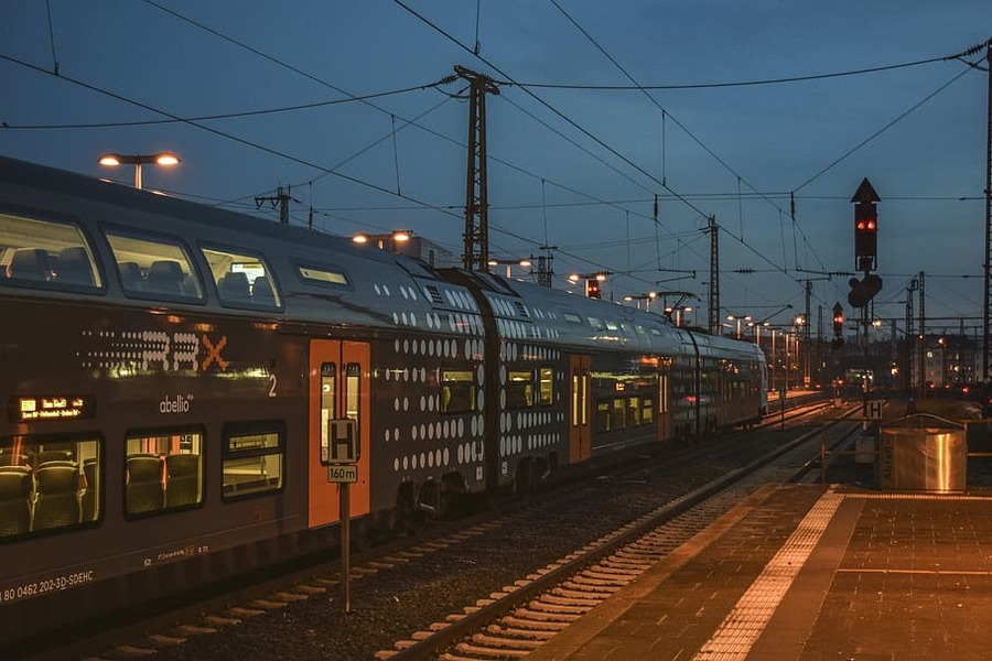 歐洲人正在改變跨國交通運輸方式,2019年歐洲搭火車的旅客人數增加10%,飛機的乘客數則相反。(photo by Pixfuel)