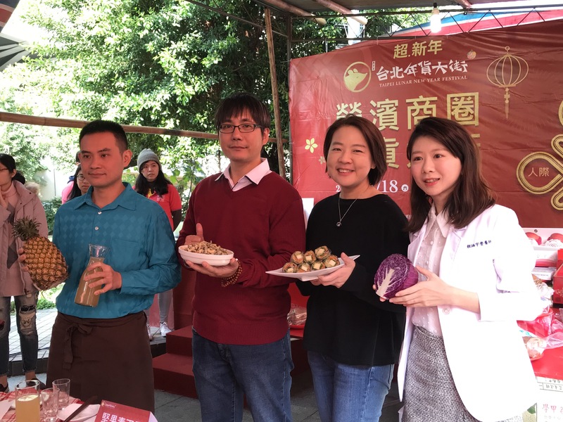 程涵宇表示,過年期間大魚大肉,可攝取一些高膳食纖維的蔬果,幫助清理體內廢物。(photo by簡碧卿/台灣醒報)