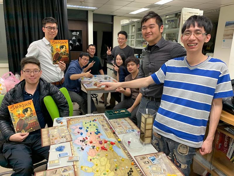 台大桌遊「買飯團」有許多策略遊戲愛好者,推薦起中度、重度策略遊戲都絲毫不含糊。(photo by台大桌遊「買飯團」)