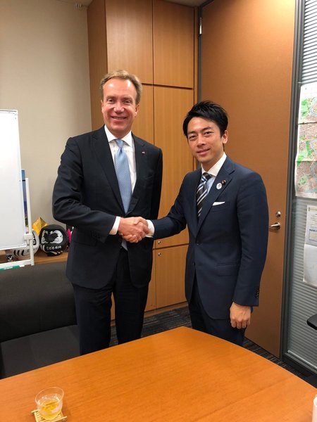 日本政府認為新技術建造的燃煤發電廠不會有高污染,與國際社會大相逕庭的觀念也使環境大臣小泉進次郎(右)忍不住質疑。(photo by Twitter)