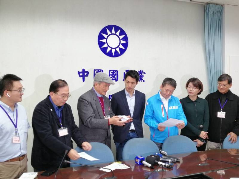 台灣聯合國協進會團體拜訪立法院各黨團,希望能夠通過共同決議文,要求WHO邀請台灣加入,而各黨團都給予正面的回應(圖為國民黨團)。(Photo by 林祐任/台灣醒報)
