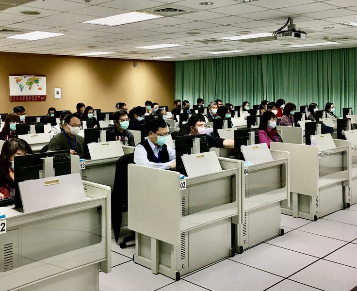 109學測剛落幕,數百位教授不畏疫情,聚集台大對國、英文寫作進行閱卷批改。(photo by 施凱文/台灣醒報)