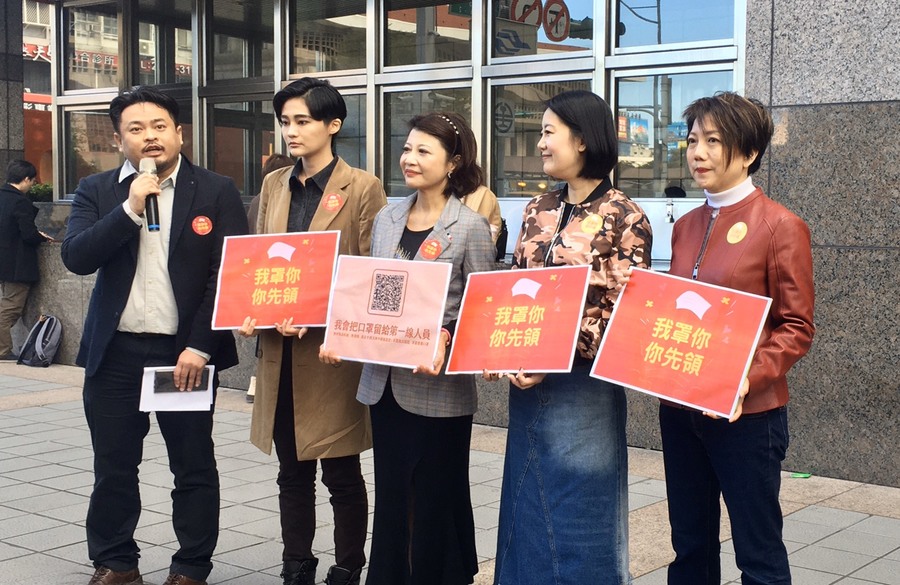多位民進黨立委於6日在台北車站發送貼紙,呼籲民眾將口罩留給前線需要的人。(photo by張允慈/台灣醒報)