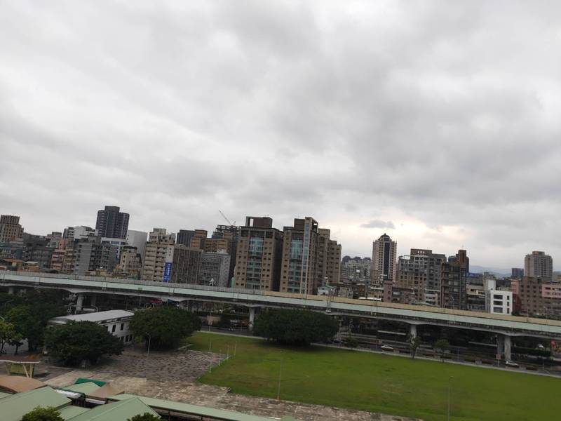 氣象預報顯示,從10日開始天氣將回暖,但至13日開始鋒面通過,全台都可能轉為明顯陣雨。(Photo by 呂翔禾/台灣醒報)