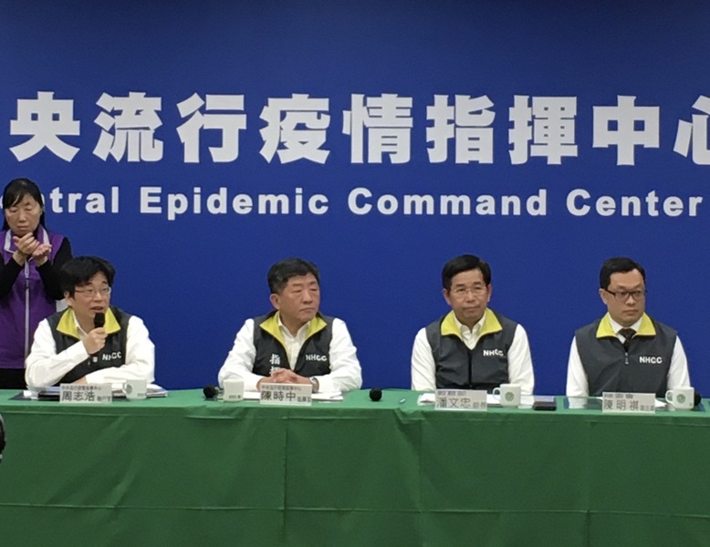 中央疫情指揮中心10日宣佈,因無法排除社區感染風險及醫療能量有限, 11日起暫停所有港澳人士入境台灣。(photo by 施凱文/台灣醒報)