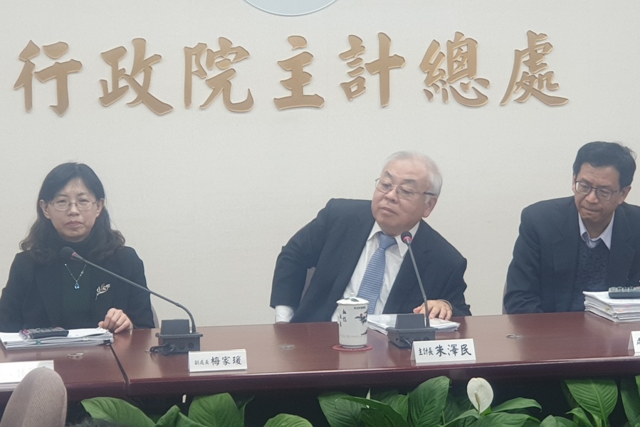 行政院主計總處主計長朱澤民(中)12日公布經濟數字,預測今年經濟成長率2.37%。(photo by 祝潤霖/台灣醒報)