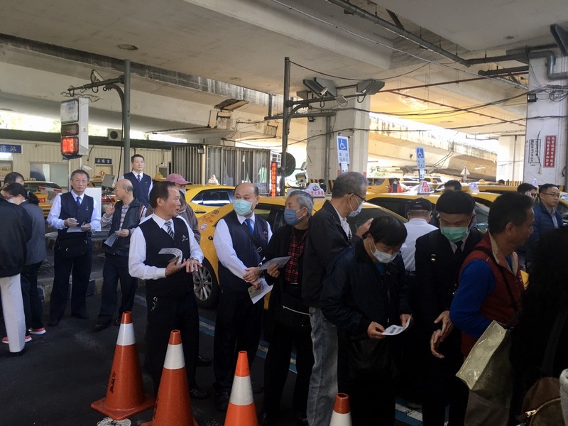 北市府於13日中午,開放個人車行駕駛到服務處購買口罩。 (photo by 張允慈/台灣醒報)