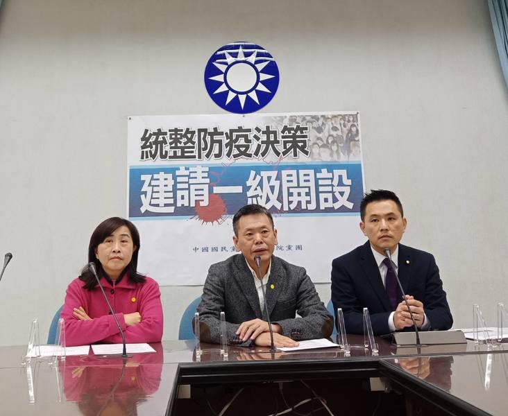 國民黨17日舉辦記者會,呼籲政府應儘速將疫情指揮中心層級提升,強制各部會參與協調。(photo by國民黨黨團)