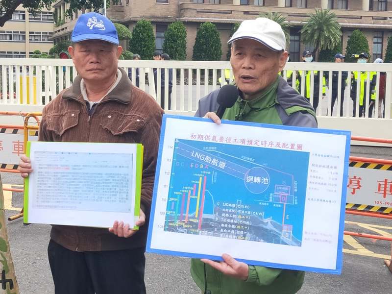 環團17日於行政院門口抗議,要求民進黨政府停止開發藻礁。(Photo by 呂翔禾/台灣醒報)