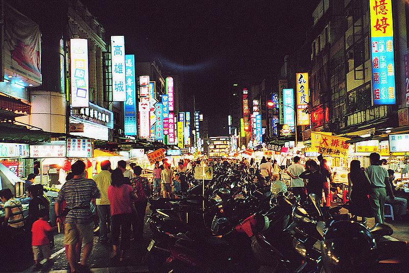 行政院17日臨時召開記者會,宣布擴大紓困方案。(Photo on Wikipedia)