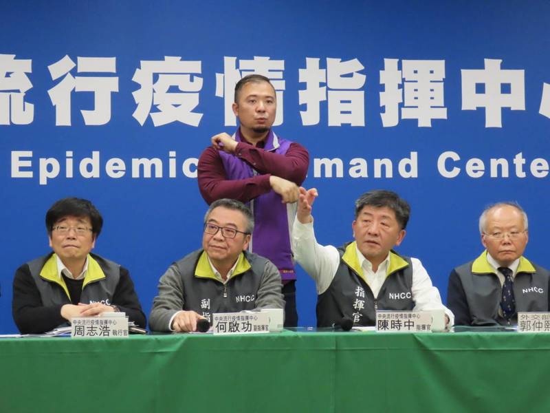 被問到若有人不搭乘包機如何處置,陳時中(右2)無奈表示,在國外也沒辦法強押他們回來。(Photo by 林祐任/台灣醒報)