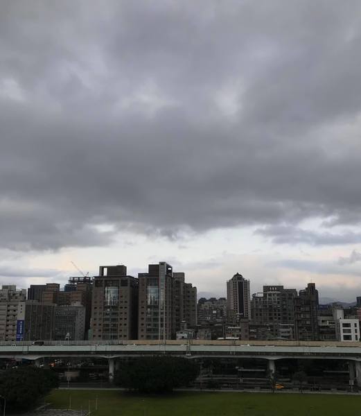 中央氣象局表示,22日、23日東北季風增強,東部和北部有局部短暫雨,其他地區多雲到晴。(photo by施凱文/台灣醒報)