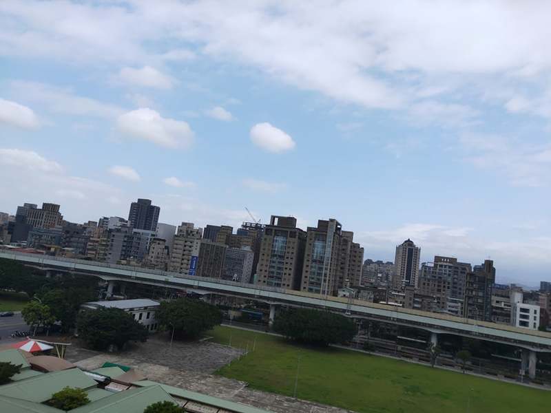 下周全台天氣大多為多雲至晴,東部與北部偶有零星陣雨,早晚需注意大溫差。(Photo by 呂翔禾/台灣醒報)