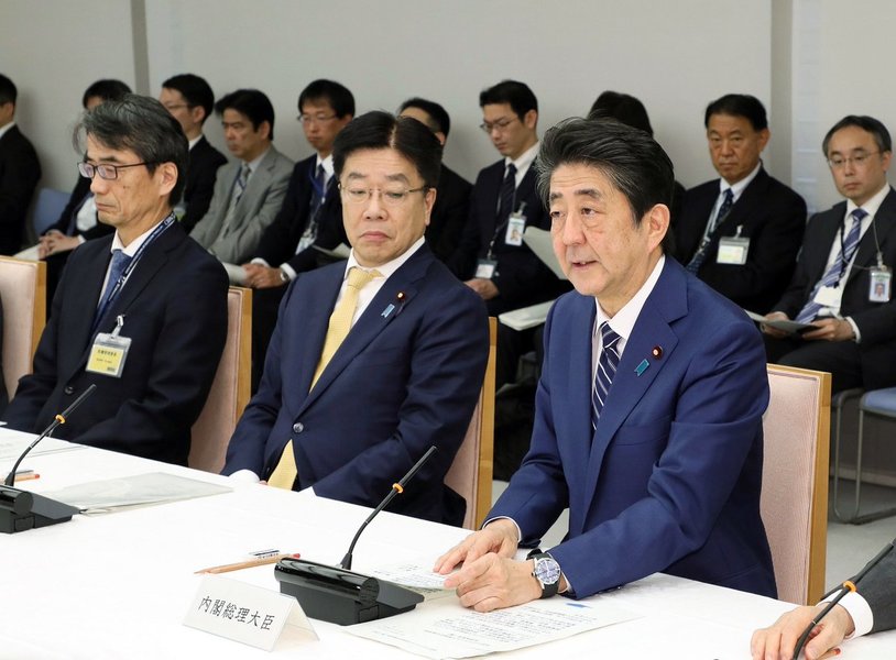 日本政府對原爆者申請補助的採日漸嚴格的審查,被拒絕的件數從先前寥寥無幾漲至近期的2成。圖右者為首相安倍晉三。(photo by Twitter)