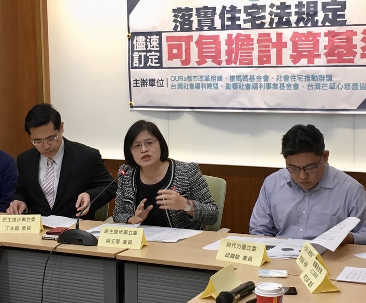 立委江永昌(左起)、吳玉琴及邱顯智27日偕同多家社福團體呼籲政府儘速落實《住宅法》規定,訂定「可負擔計算基準」。(photo by 施凱文/台灣醒報)