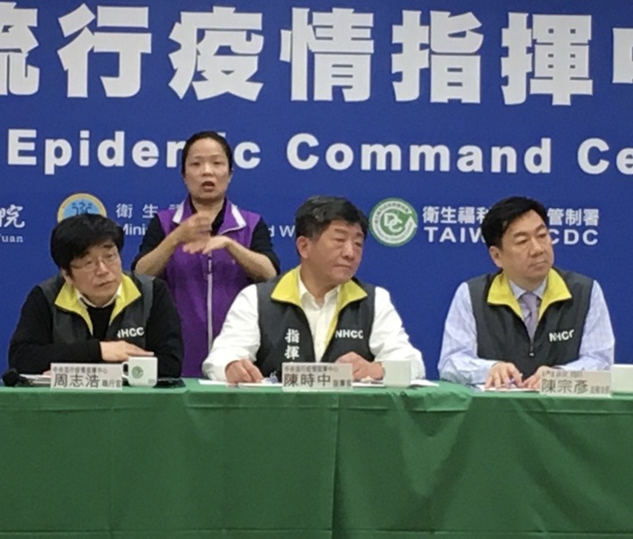 中央疫情中心27日舉行記者會,陳時中(中)宣佈義大利因疫情擴散,「評估已有社區傳播所以升級。」(photo by 施凱文/台灣醒報)