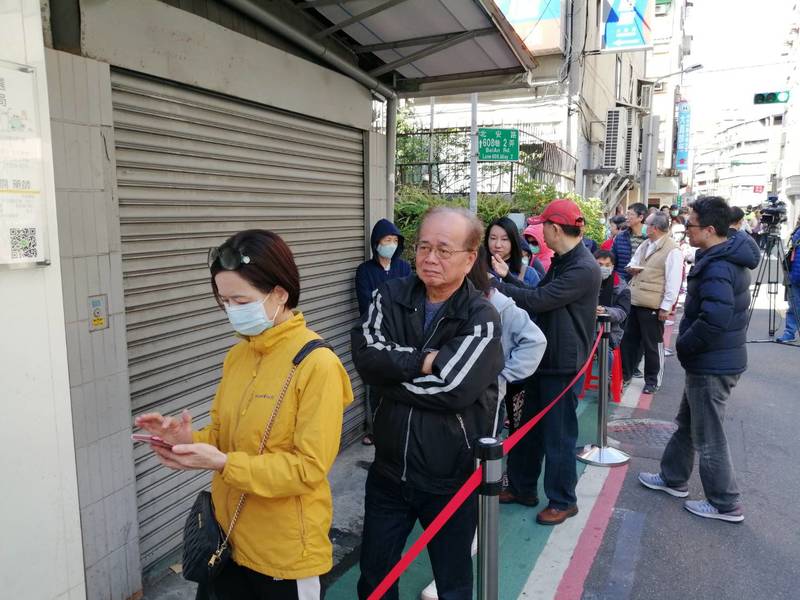 藥局為了民眾不用大排長龍先發放號碼牌再領購,但許多口罩地圖只顯示庫存量,並沒有顯示發放號碼牌的時間,導致許多人撲空。(photo by 林祐任/台灣醒報)