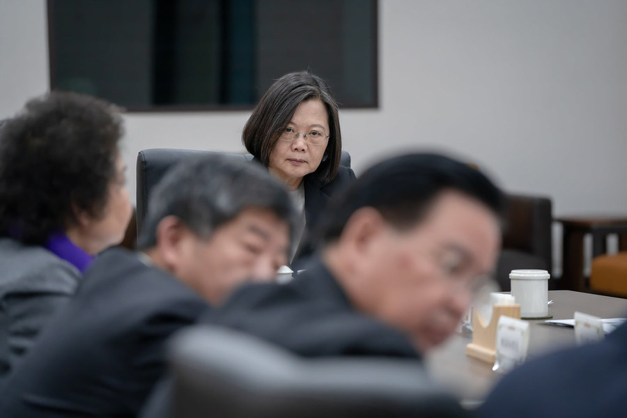 總統府17日回應,有關迄今國民出入境相關限制,包括特別條例、傳染病防治法等法律授權充份,故目前尚無總統頒布緊急命令之考量。(Photo by 總統府)
