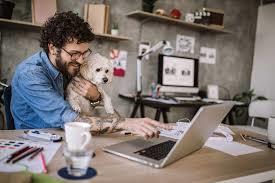 愈來愈多民眾要在家工作,第一次嘗試的人可以穿上工作服、依公司上下班時間辦公等方式適應遠端工作。(photo by Twitter)