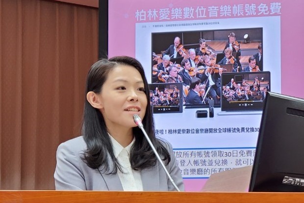 民眾黨立委高虹安自我調侃,有兩本著作入選書展推薦名單,卻因疫情喪失宣傳推廣機會。(photo by 高虹安立委辦公室)