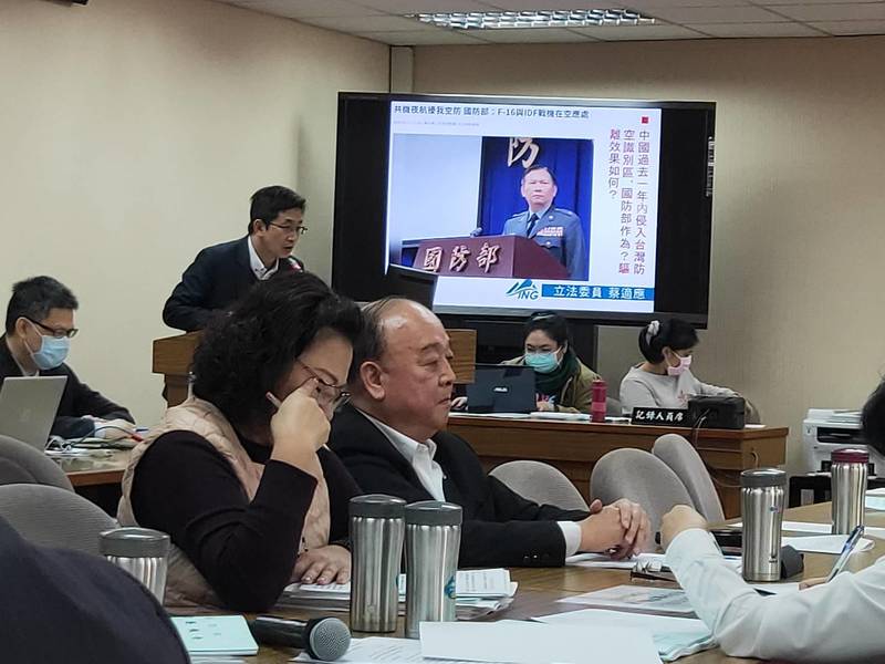 國民黨立委吳斯懷(中)呼籲國防部恢復軍審法、並加強國軍後備戰力。(Photo by 呂翔禾/台灣醒報)