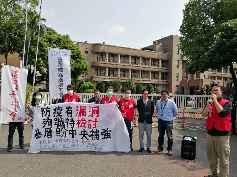 施嘉承質問:一旦整間派出所出現群聚感染而被迫隔離,沒人執行日常勤務划得來嗎?(Photo by 林祐任/台灣醒報)