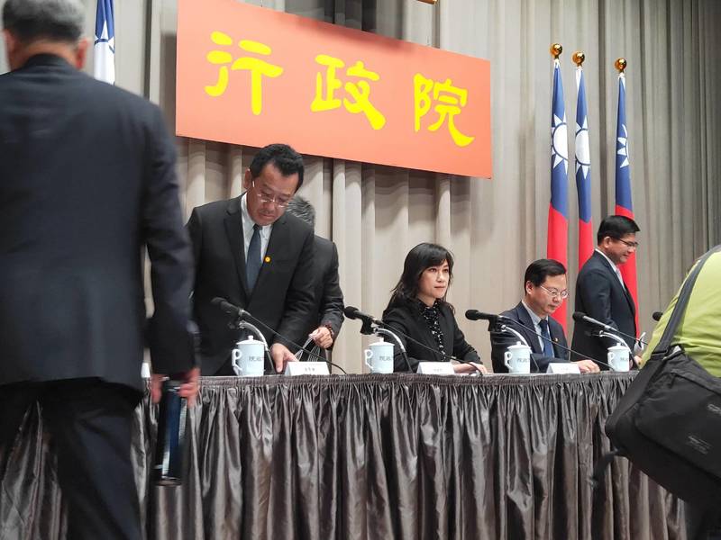 行政院24日公布新紓困措施,水電費將減免,以及弱勢者可領1500元補助。(Photo by 呂翔禾/台灣醒報)