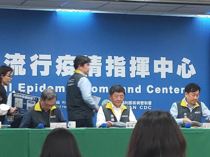 我國25日新增19例境外移入新冠肺炎確診,指揮中心並公布,建議大型室內、室外活動停辦。(Photo by 呂翔禾/台灣醒報)