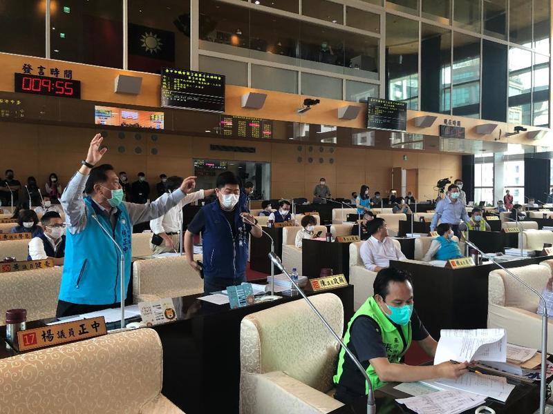 台中市議會藍綠議員爭論行政院到底是「顯」有侵害地方自治權限或「疑」有侵害,引發雙方對槓指責。(photo by劉東皋/台灣醒報)