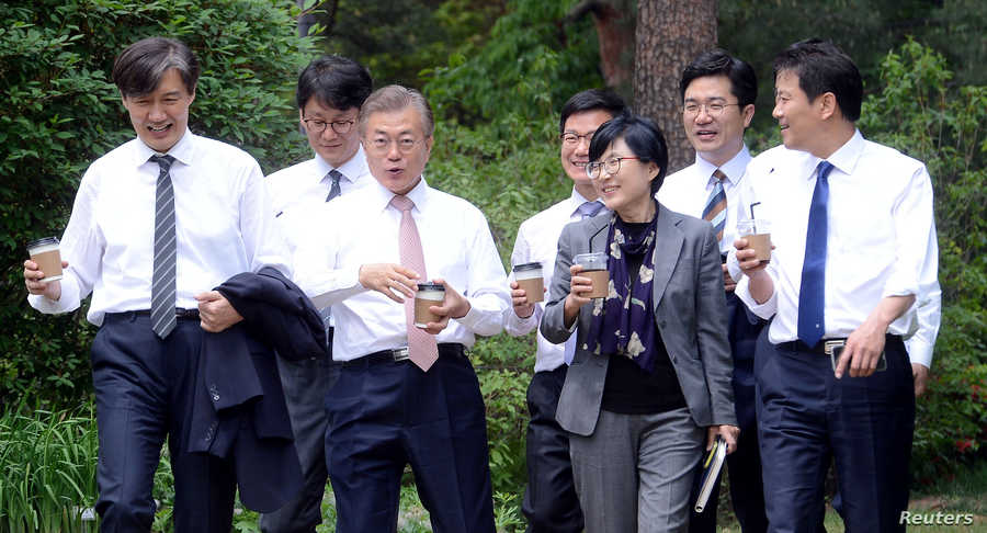 韓國政府將拋出6兆韓元的紓困方案,包括發放現金券、保險補助及現金補償等。圖左3為南韓總統文在寅。(photo by Pixabay)