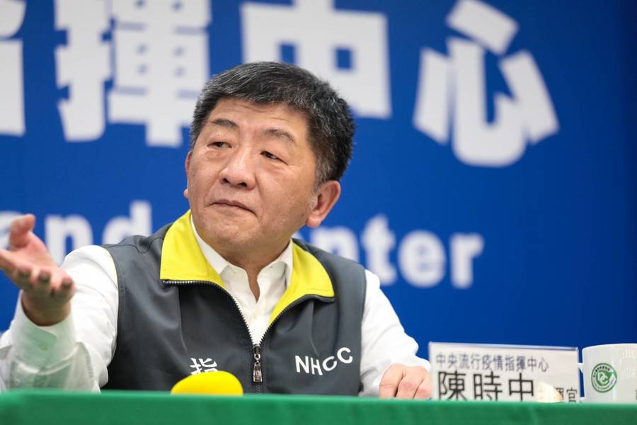 疫情中心指揮官陳時中31日宣布,民眾彼此間至少要保持1公尺的距離,詳細方案也會在4月1日公布。(Photo by 指揮中心)