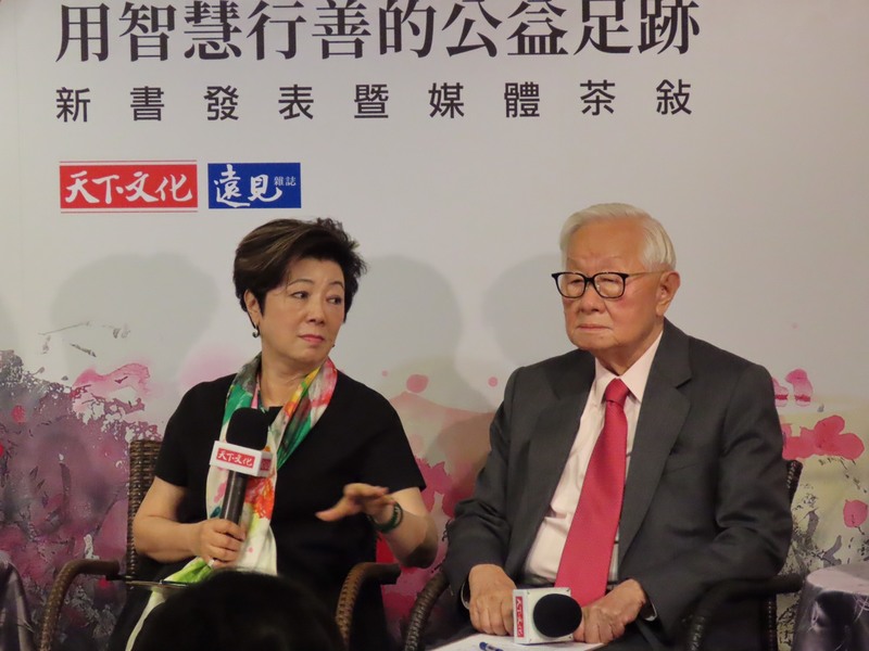 台積電志工社社長張淑芬及創辦人張忠謀31日出席新書發表會。(photo by 施凱文/台灣醒報)