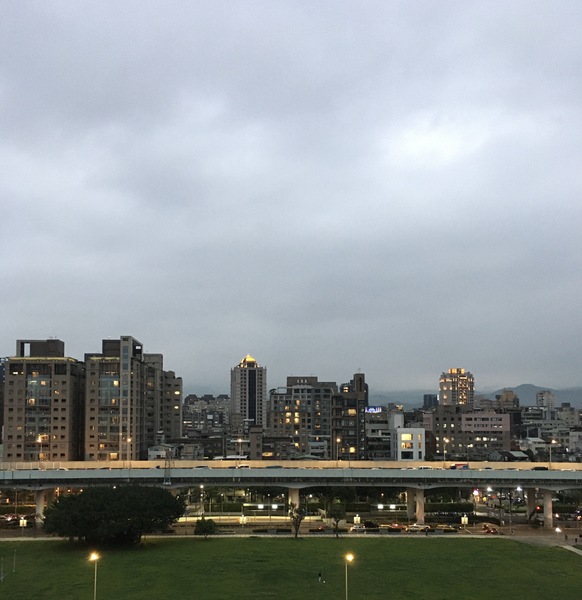 31日晚上鋒面通過北部會有一波水氣滯留,周末前中北部降雨機率都很大,其餘地區則為多雲。(photo by 施凱文/台灣醒報)
