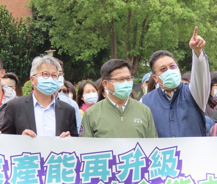 交通部長林佳龍(中)6日出席「旅行業產能再升級綜合能力培訓班」始業儀式,呼籲社會大眾自律降低群聚風險。(photo by 施凱文/台灣醒報)