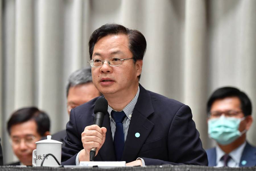 行政院政務委員龔明鑫宣布,中小企業借貸紓困幅度從2千萬提高至1.5億,紓困有問題都可以打給1988。(Photo by 行政院)