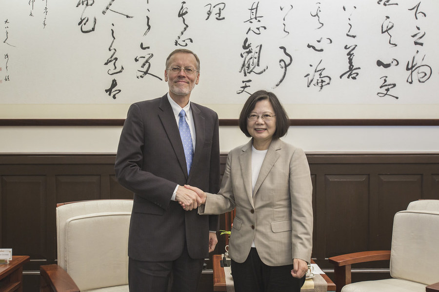 AIT台北辦事處處長酈英傑(左)與中華民國總統蔡英文(右)握手言歡,展示美台友好。(photo by Flickr)