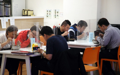 社交距離公布後,餐廳用餐可能都要採梅花座,用餐隔板成為北市府最新因應措施。(photo by 中央社)
