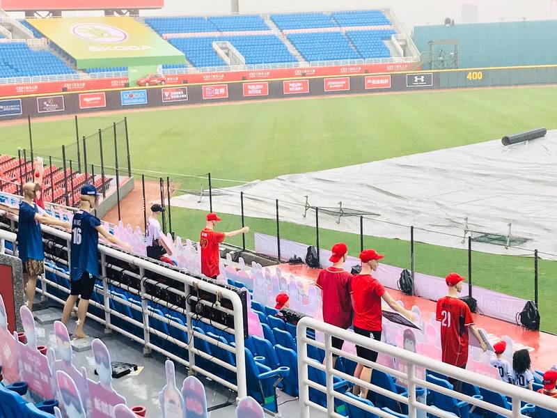 各國都很訝異,台灣在疫情蔓延下還可以打職業運動比賽。(Photo from 中華職棒臉書粉專)