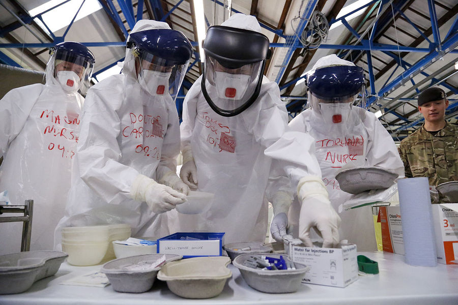 各國都面臨防護衣不足的問題,除了自己買以外,WHO也發送發展中國家防護衣。(Photo on Wikipedia)