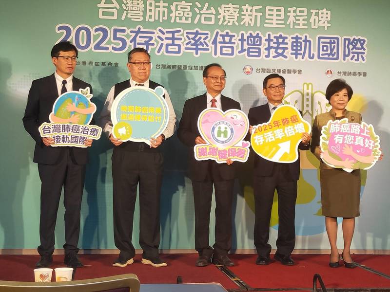台灣癌症基金會執行長賴基銘(中)28日表示,台灣目前有肺癌新藥通過,可有效提升治癒率,但平日也要均衡飲食、遠離煙塵原以預防肺癌。(Photo by 呂翔禾/台灣醒報)