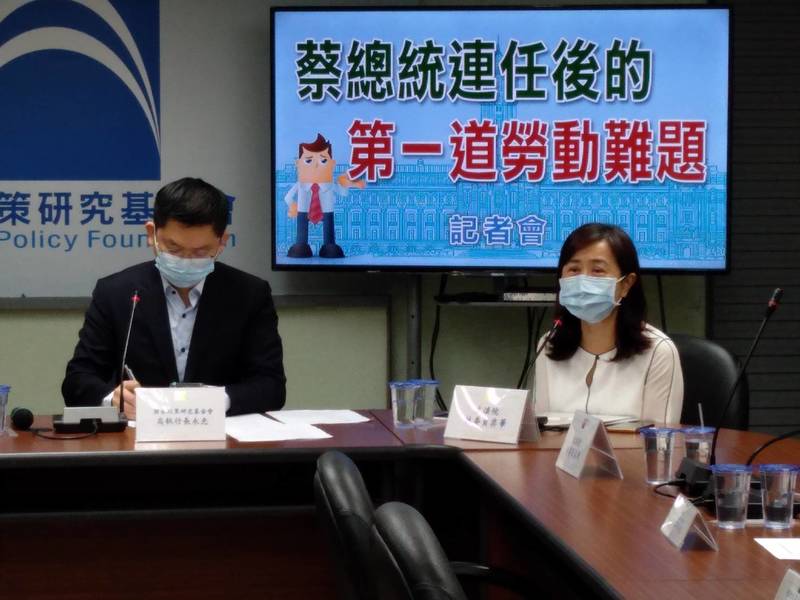國民黨立委林奕華(右)29日對安穩青年計劃提出質疑,並呼籲政府應設立最低薪資3萬等配套細節標準。(photo by 施凱文/台灣醒報)