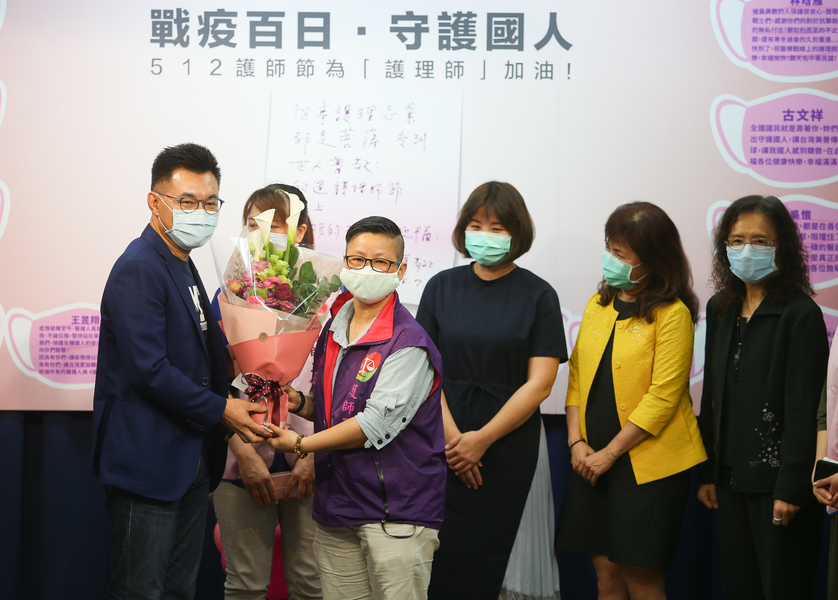 國民黨主席江啟臣捧著象徵「純潔」、「幸福」、「青春活力」的護理代表花「海芋」進入記者會場,贈送給護理師代表。(photo by國民黨文傳會)