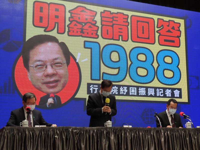 歷時一個多月的紓困記者會將告一段落,龔明鑫(圖中)除了感謝記者的報導,也感性表示「後會有期」。(Photo by 林祐任/台灣醒報)