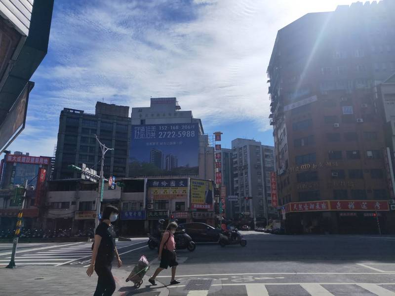 天氣預報顯示,颱風影響逐漸減弱,但從19日開始將迎來連日大雨,民眾出門時須留意天氣。(Photo by 呂翔禾/台灣醒報)