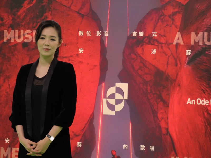 創作歌手安溥以首創的360度容積攝影錄製MV,並以黑色造型出席記者會的她也大談媽媽經。(photo by 施凱文/台灣醒報)